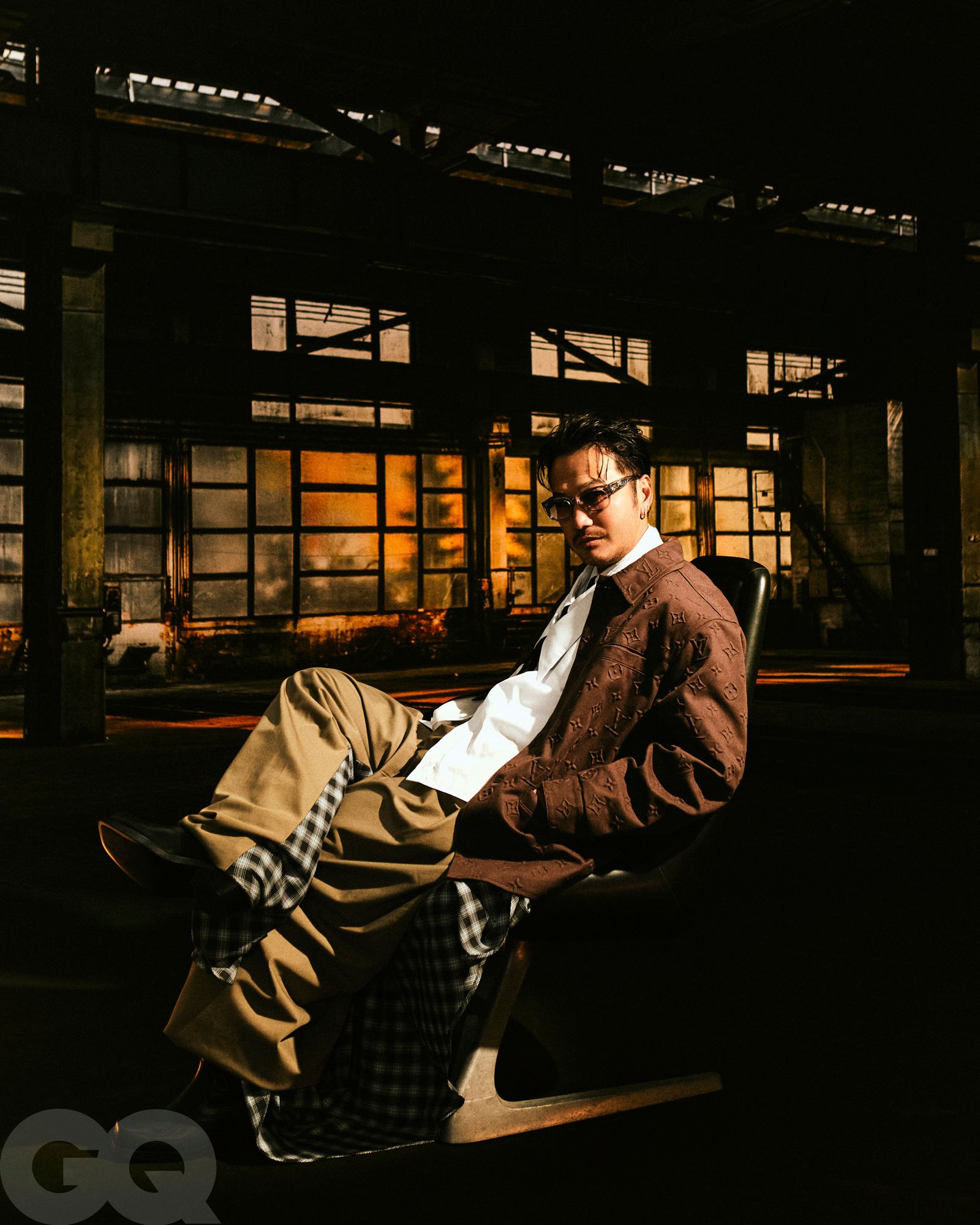 Louis Vuitton咖啡色夾克。Loewe格紋拼接寬褲。Gentle Monster銀色膠框墨鏡。白色襯衫,造型師私物。