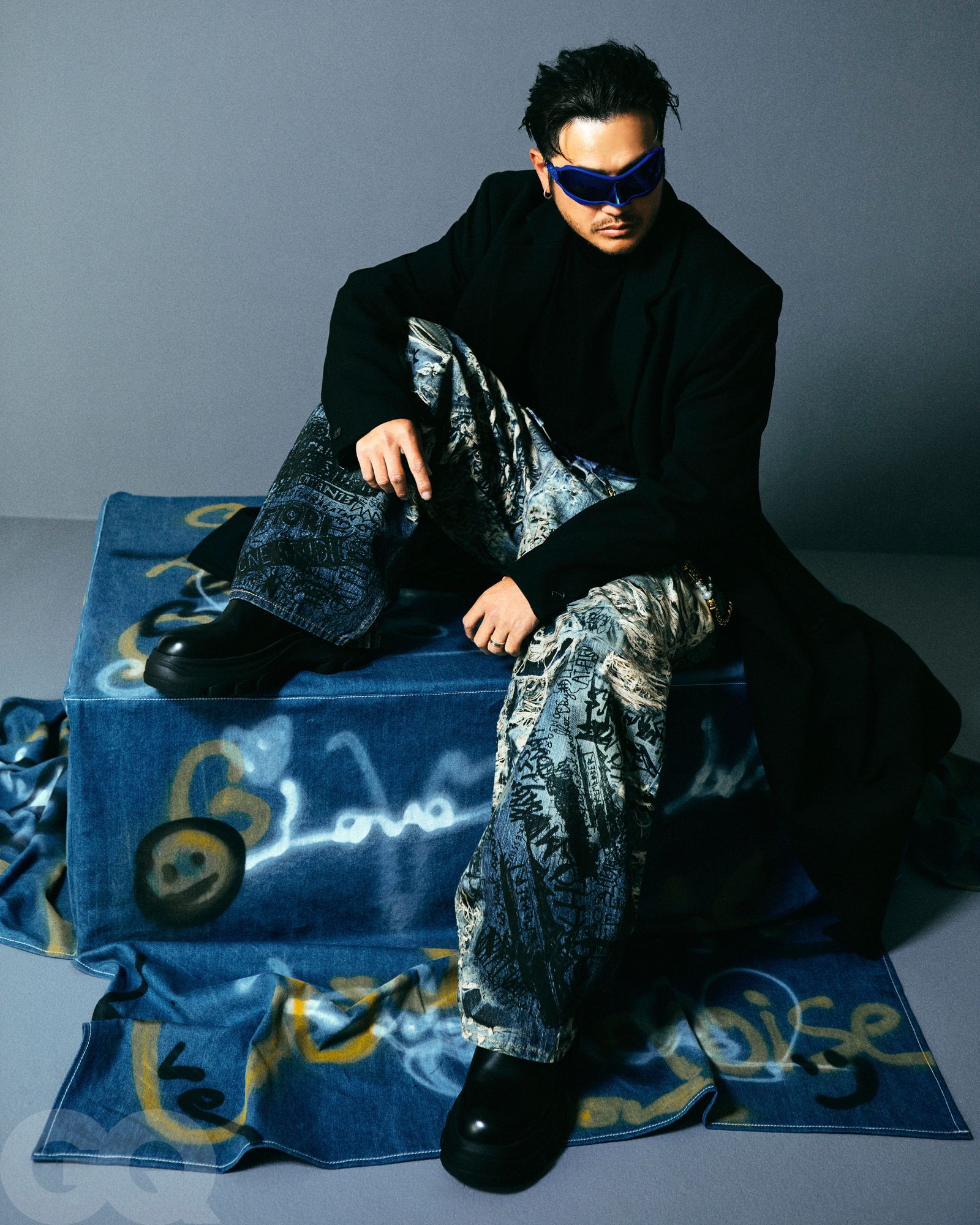 寬鬆版大衣;塗鴉牛仔褲,都是Zara。Acne Studio塗鴉牛仔褲。Louis Vuitton金色褲鏈。Gentle Monster x Maison Margiela藍色膠框墨鏡。黑色高領上衣;藍色條紋內褲,造型師私物。
