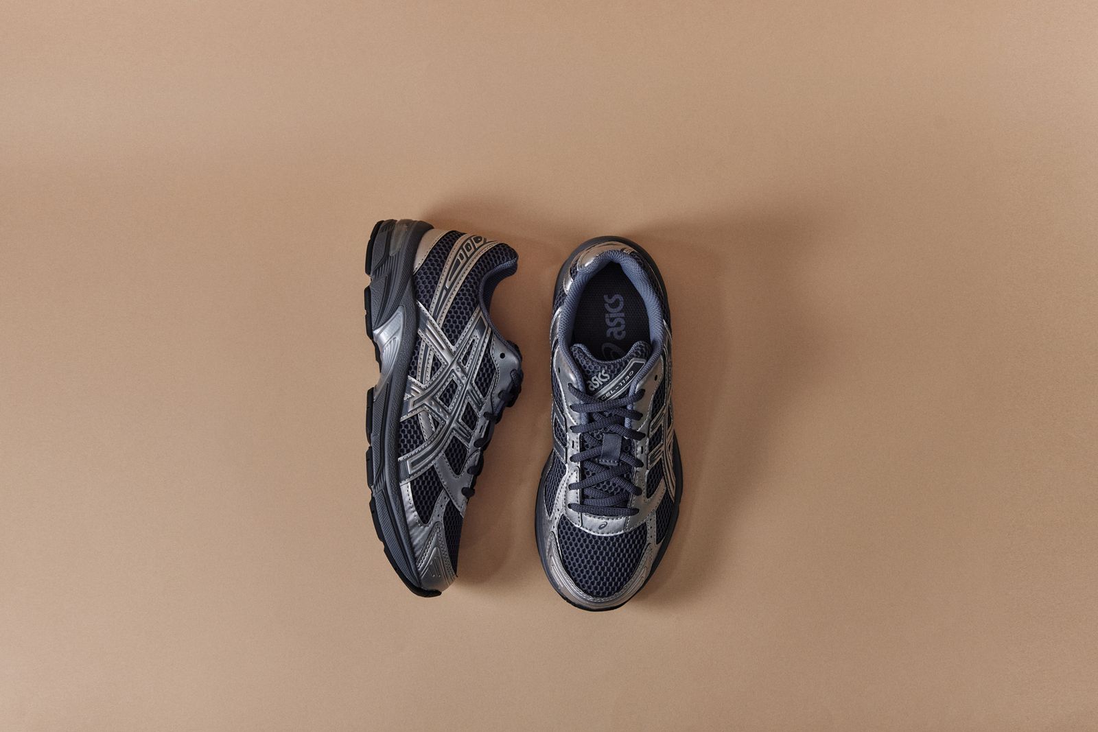 2025 盤點 8 雙必買銀色球鞋推薦,從 Nike、adidas、ASICS 到 New Balance 通通有!