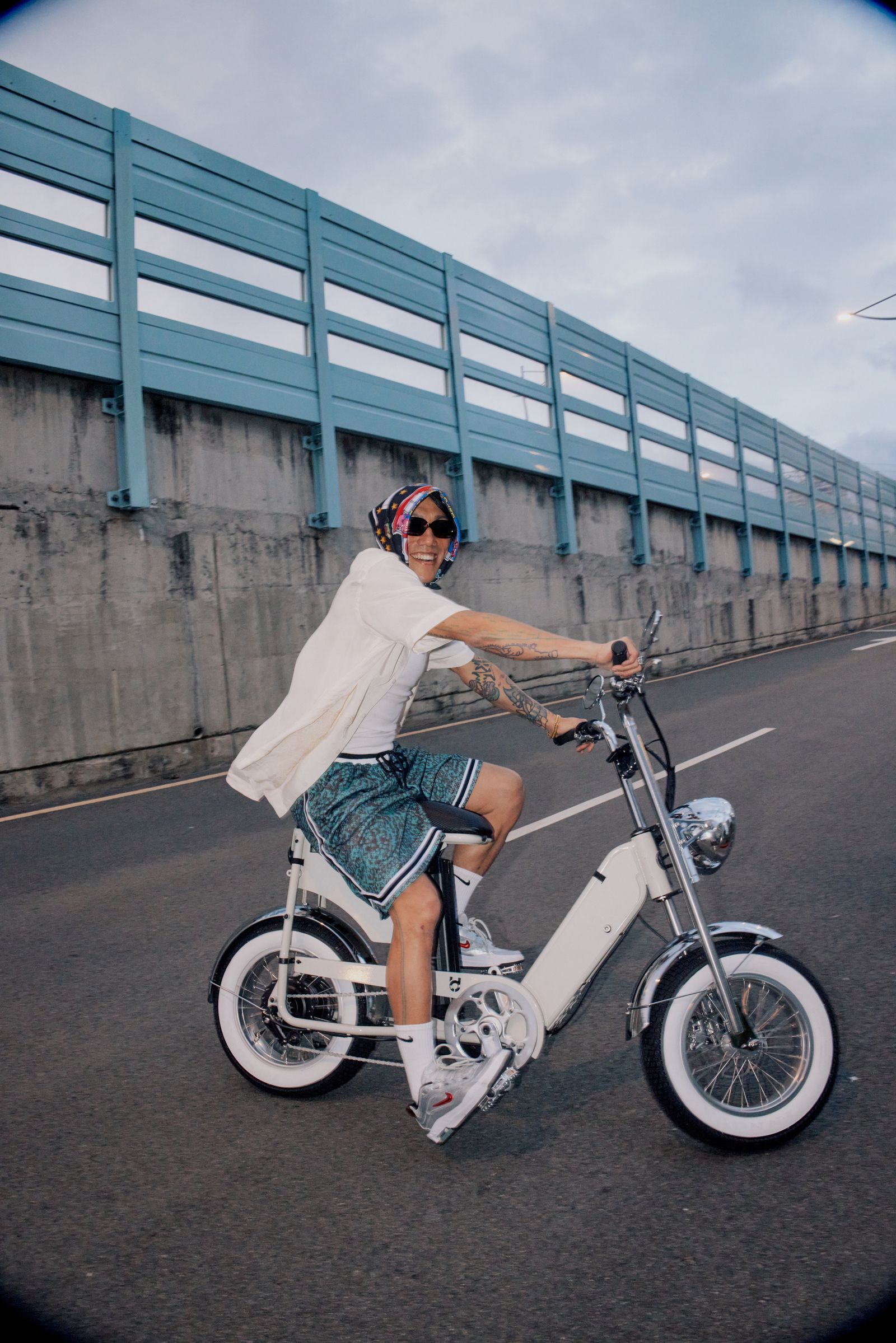 帥到願意天天騎著通勤!「復古電輔車」聯名法國精品Voltaire打造限定車款,最高規格展現工藝與美學