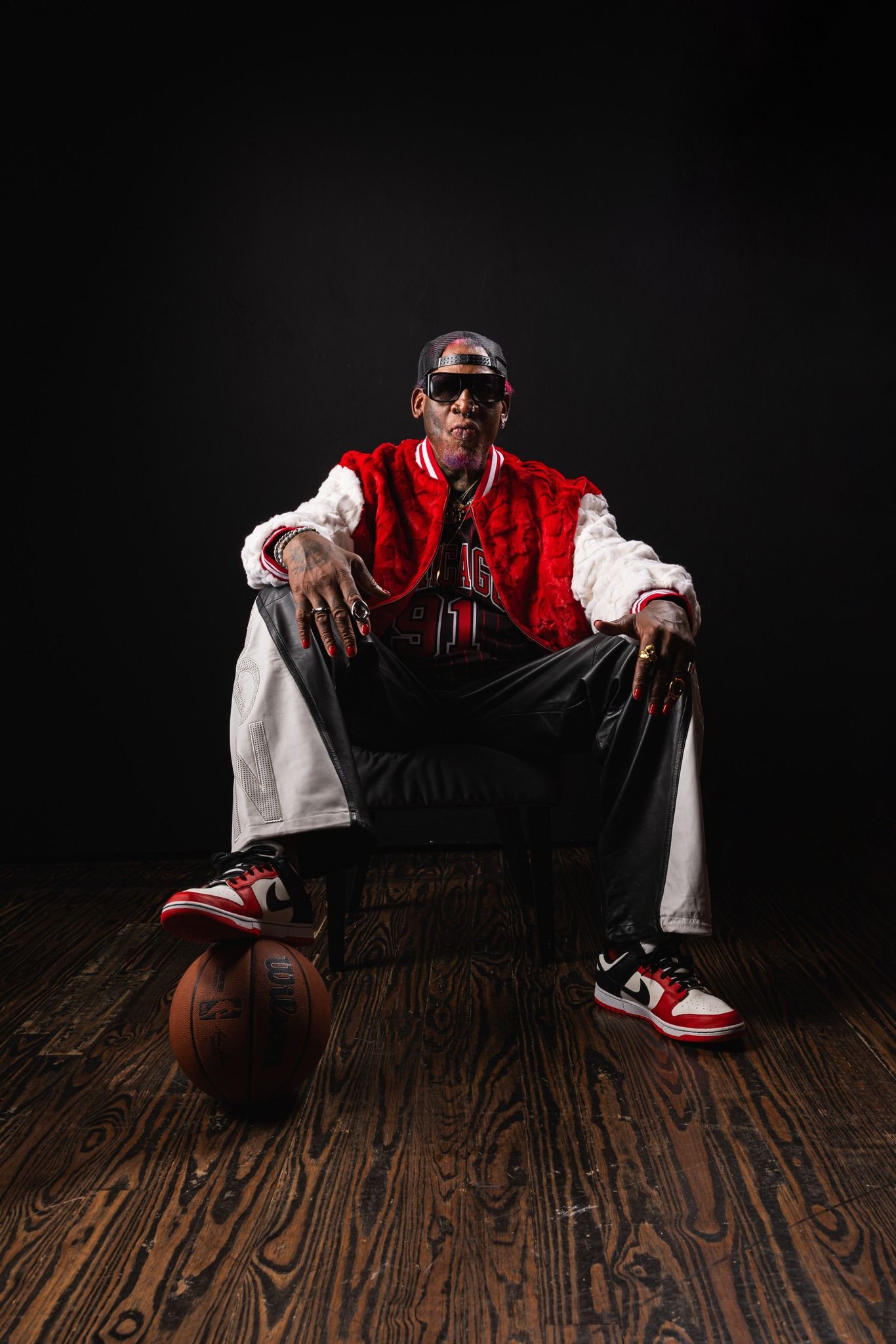 Dennis Rodman特別換上聯盟75周年發行的「NBA x Nike Dunk Low EMB 75」鞋款。(圖片來源/Chicago Bulls)