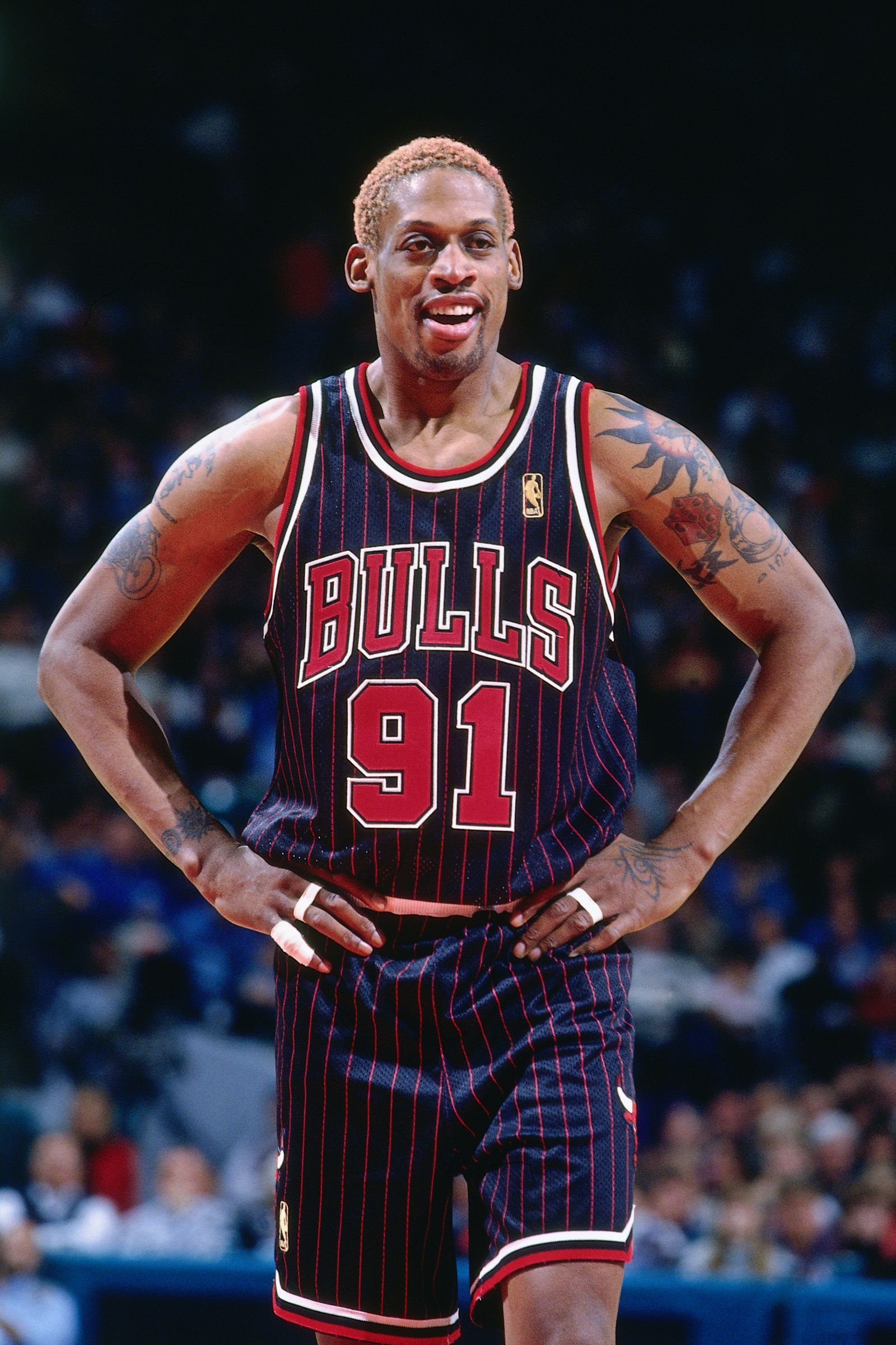 90年代身著公牛隊初代條紋球衣的Dennis Rodman。(圖片/Getty Images)