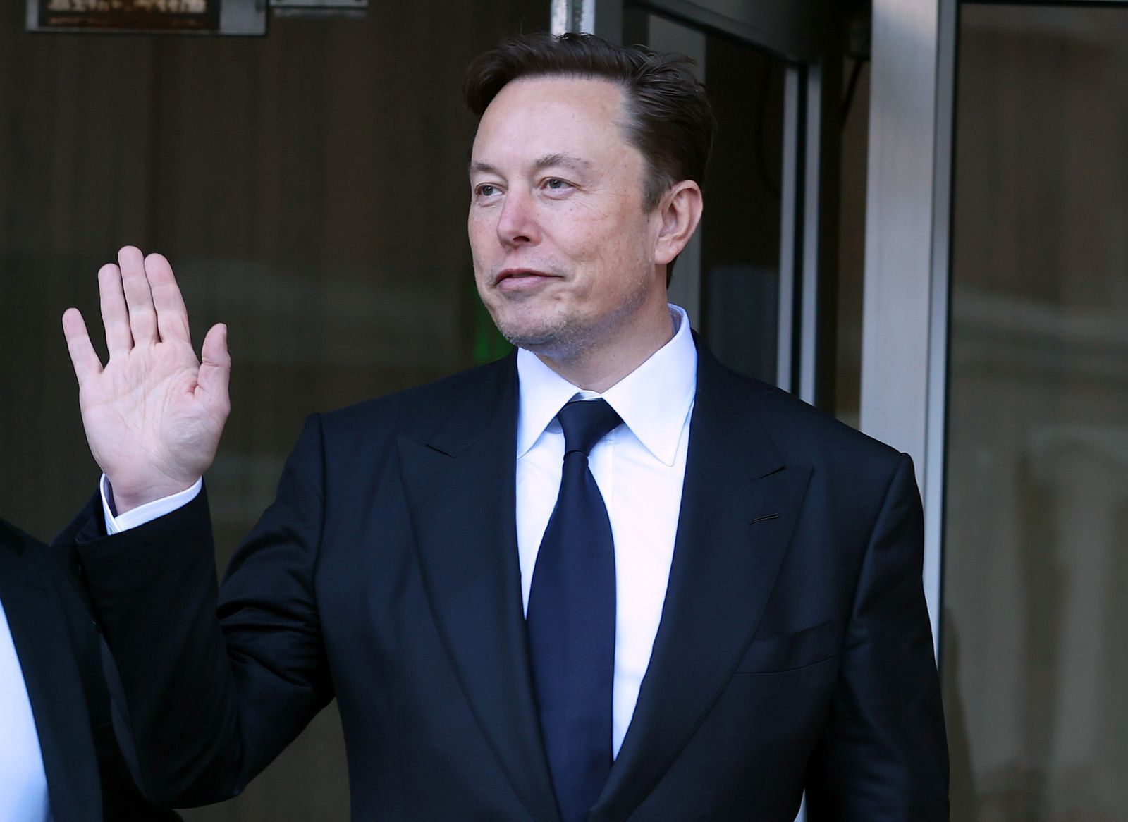 Elon Musk sortant du palais de justice à San Francisco le 24 janvier 2023