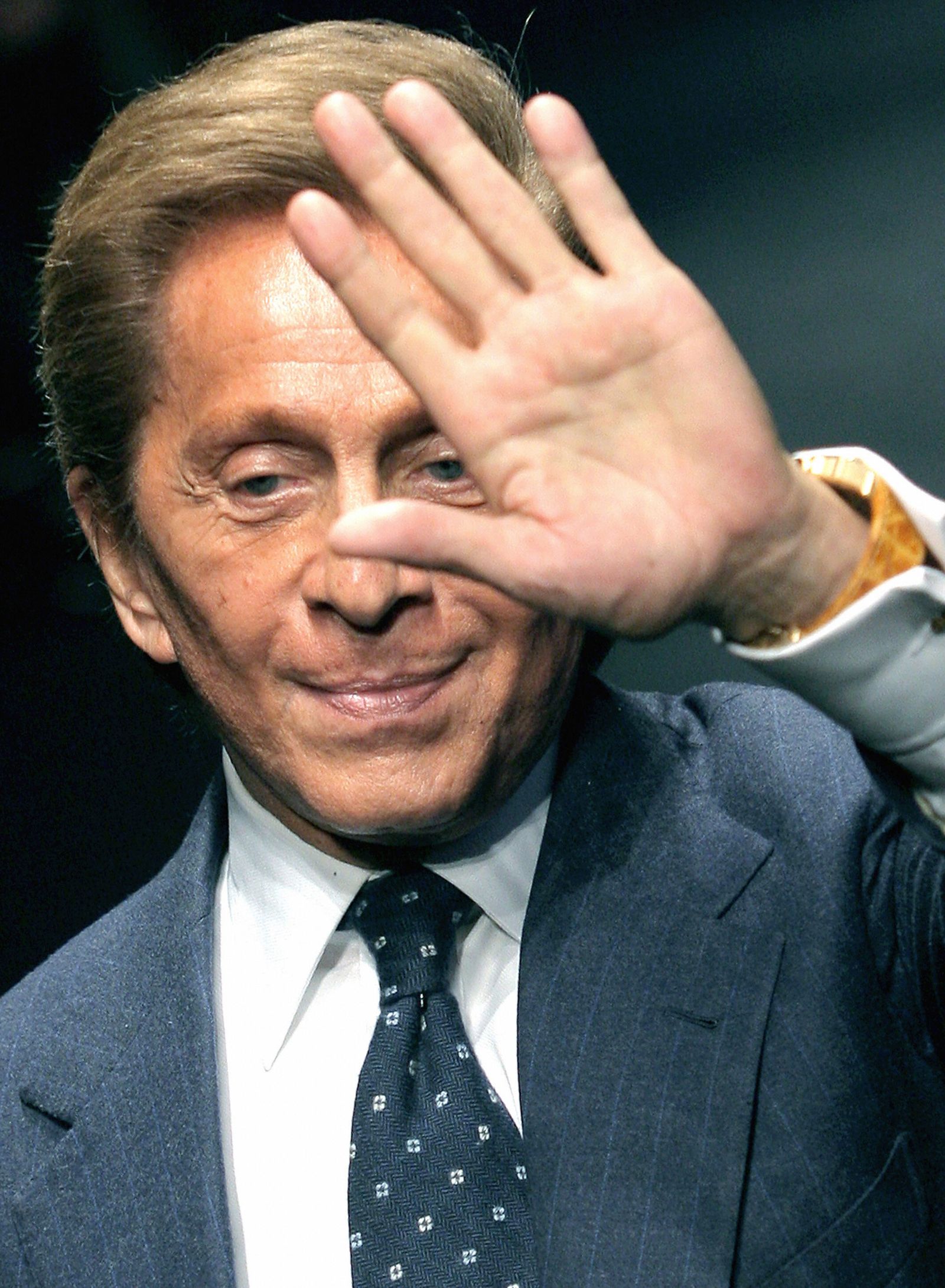 Milan ITALY Italian fashion designer Valentino acknoledges the audience at the end of his FallWinter 20062007...