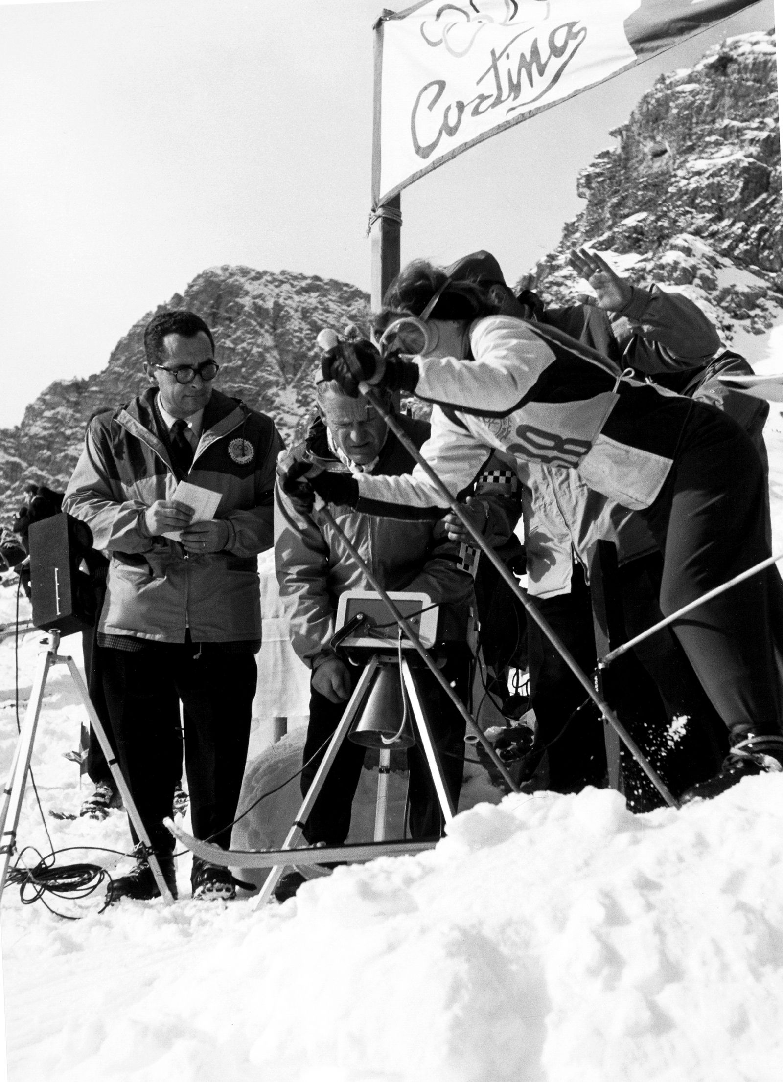 1956 年在 Cortina d'Ampezzo 冬季運動會上,高山滑雪比賽首次採用起跑門。