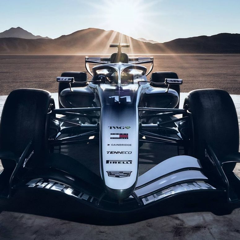 Vista frontal del auto del equipo Cadillac Formula 1 Team