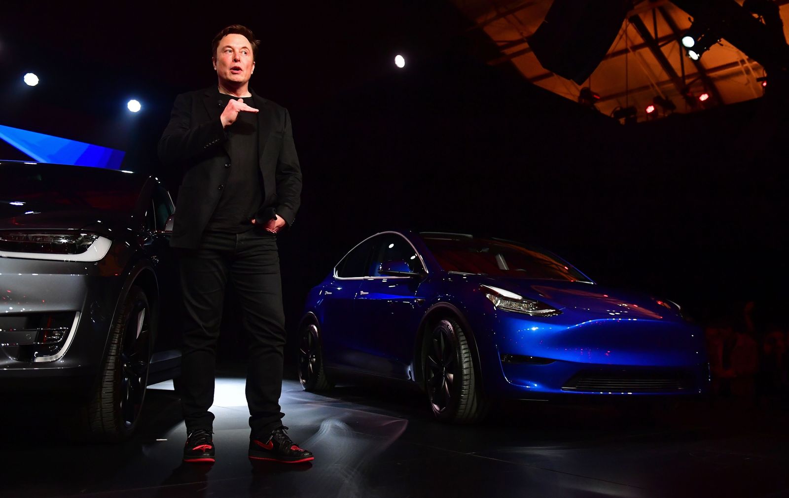 Elon Musk con tenis Nike Air Jordan 1 personalizados con logo de Tesla