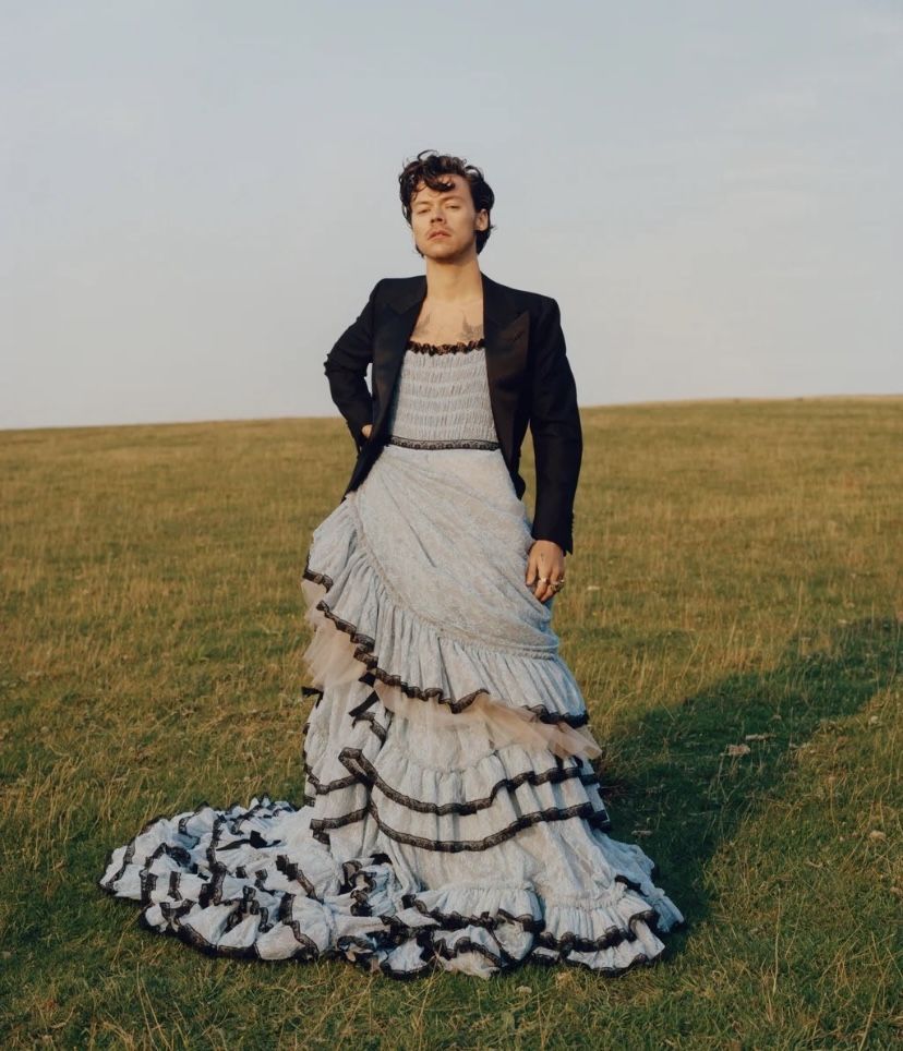 Harry Styles 身穿 Harris Reed 設計的寬肩西裝、外罩鋼架裙襯與紗緞登上《Vogue》