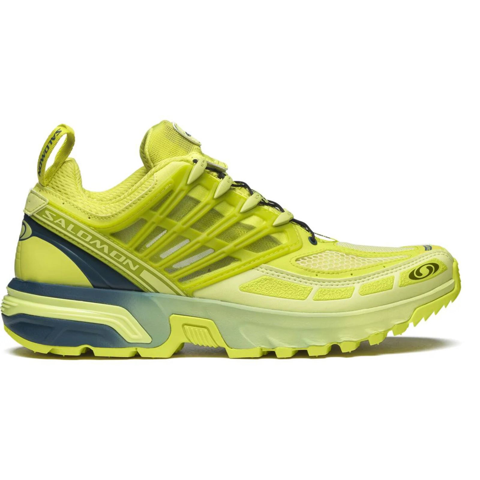Tenis Salomon ACS Pro amarillos sobre fondo blanco