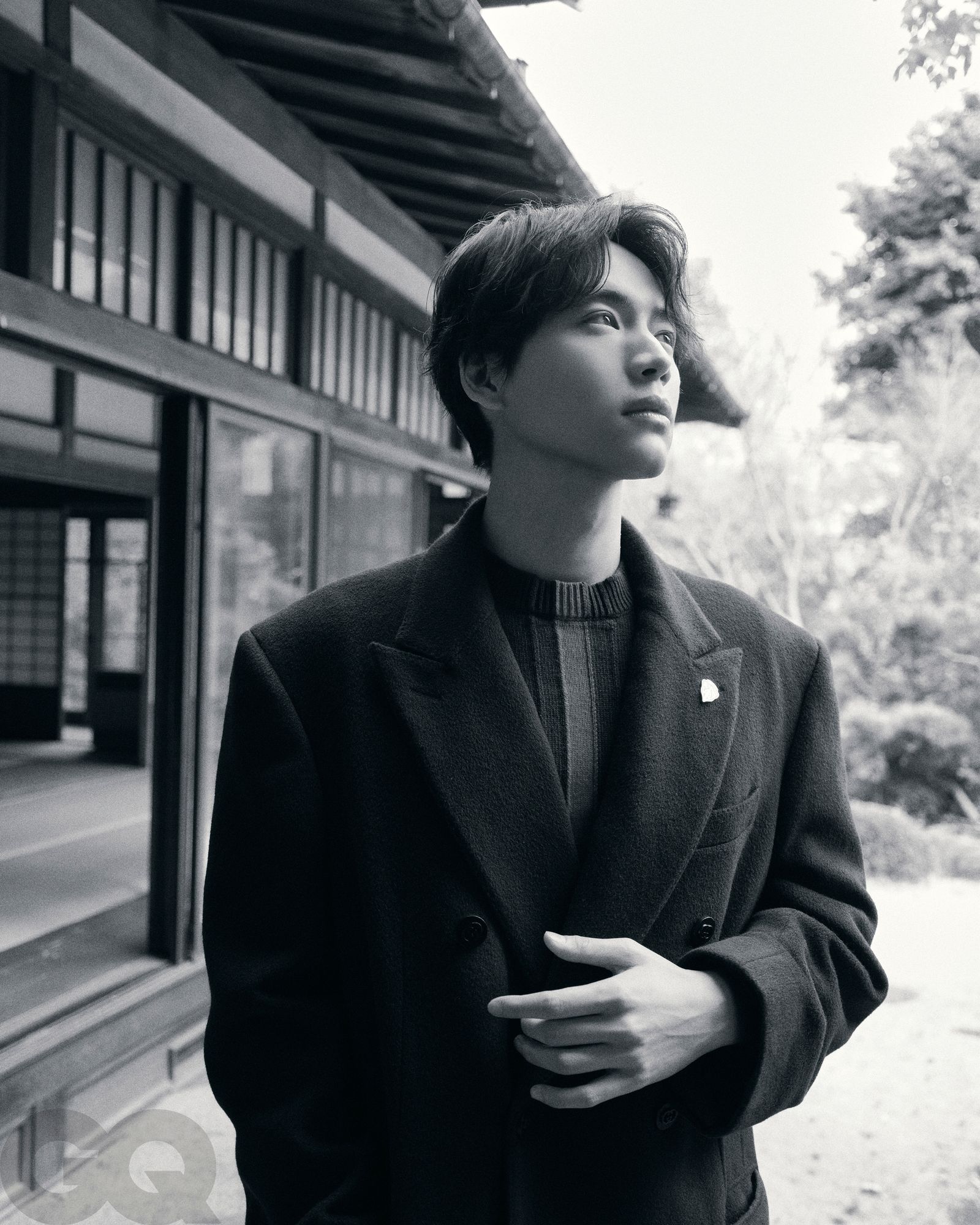 雙排扣大衣外套;條紋短版針織毛衣,都是 Gucci。(攝影/Johnny Lu)