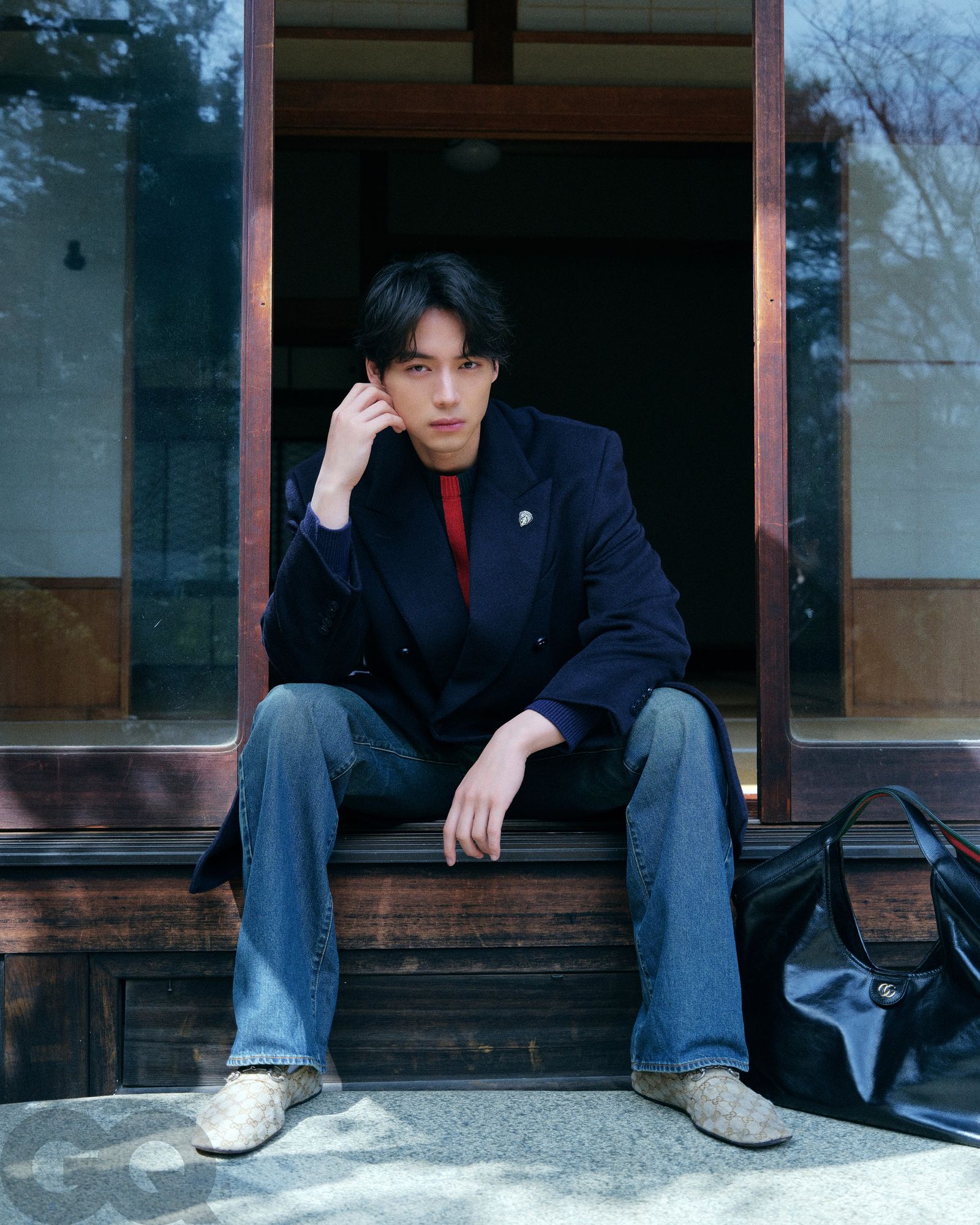 雙排扣大衣外套;條紋短版針織毛衣;馬銜扣丹寧褲;仿舊樂福鞋;黑色大包,都是 Gucci。(攝影/Johnny Lu)
