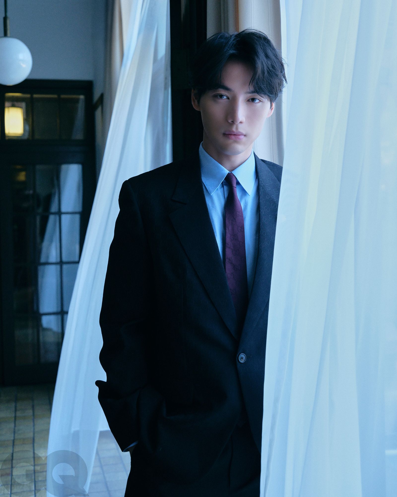 黑色西上裝;藍色襯衫;紅色領帶;黑色西裝褲,都是 Gucci。(攝影/Johnny Lu)