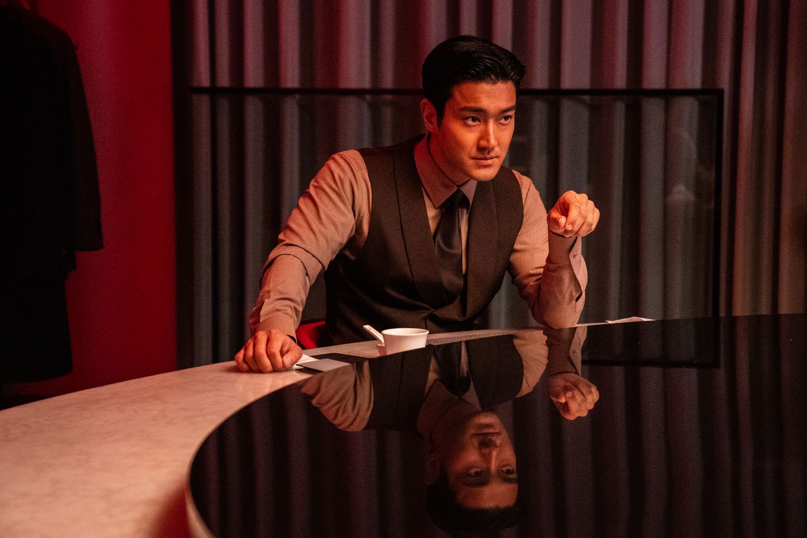 Netflix《獵犬2》財閥社長始源買了哪幾款噶瑪蘭威士忌?為什麼韓國人來台灣必搶 Kavalan?
