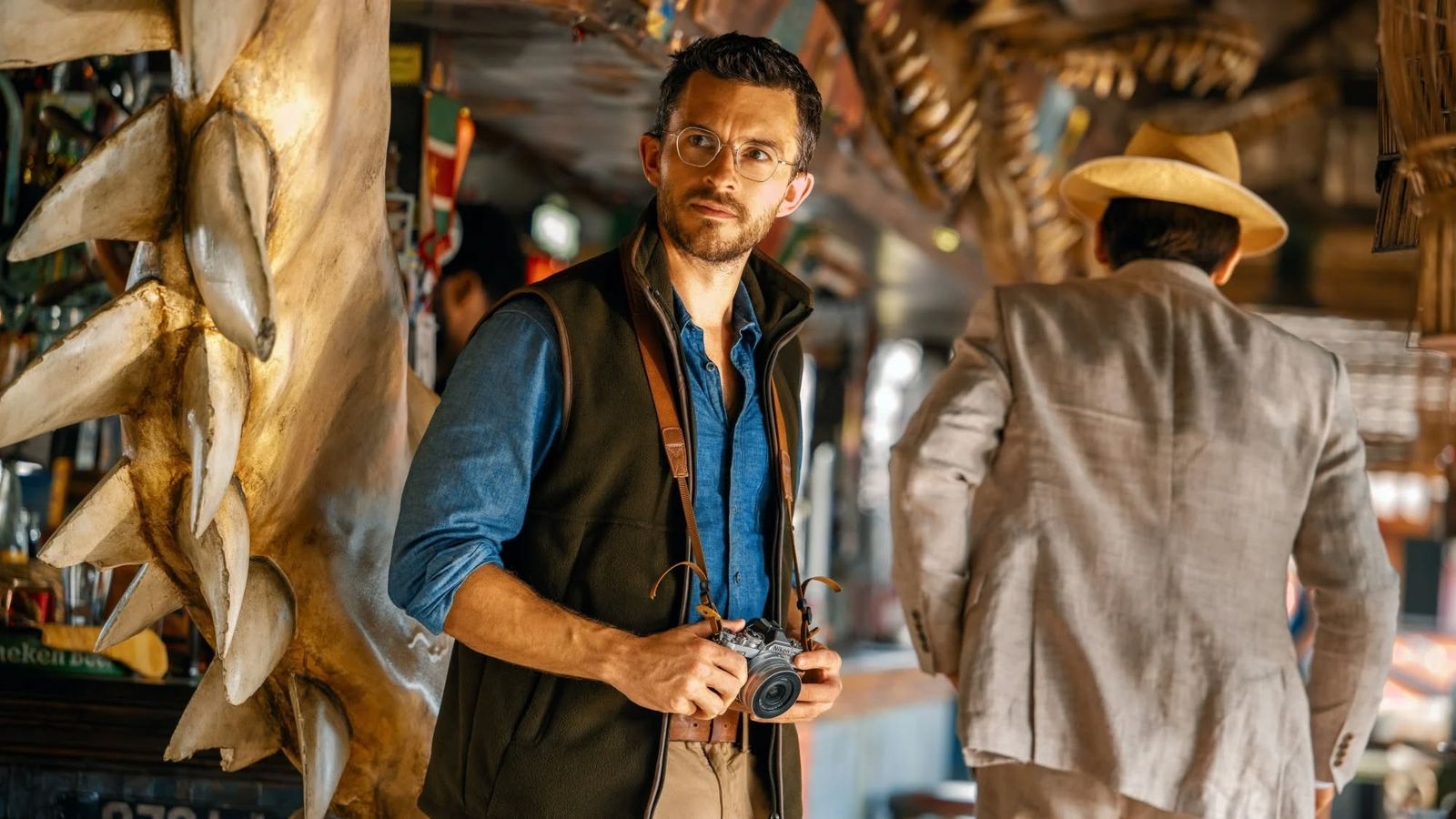 Jonathan Bailey 在電影《侏羅紀世界:重生》中的眼鏡造型也讓人驚艷
