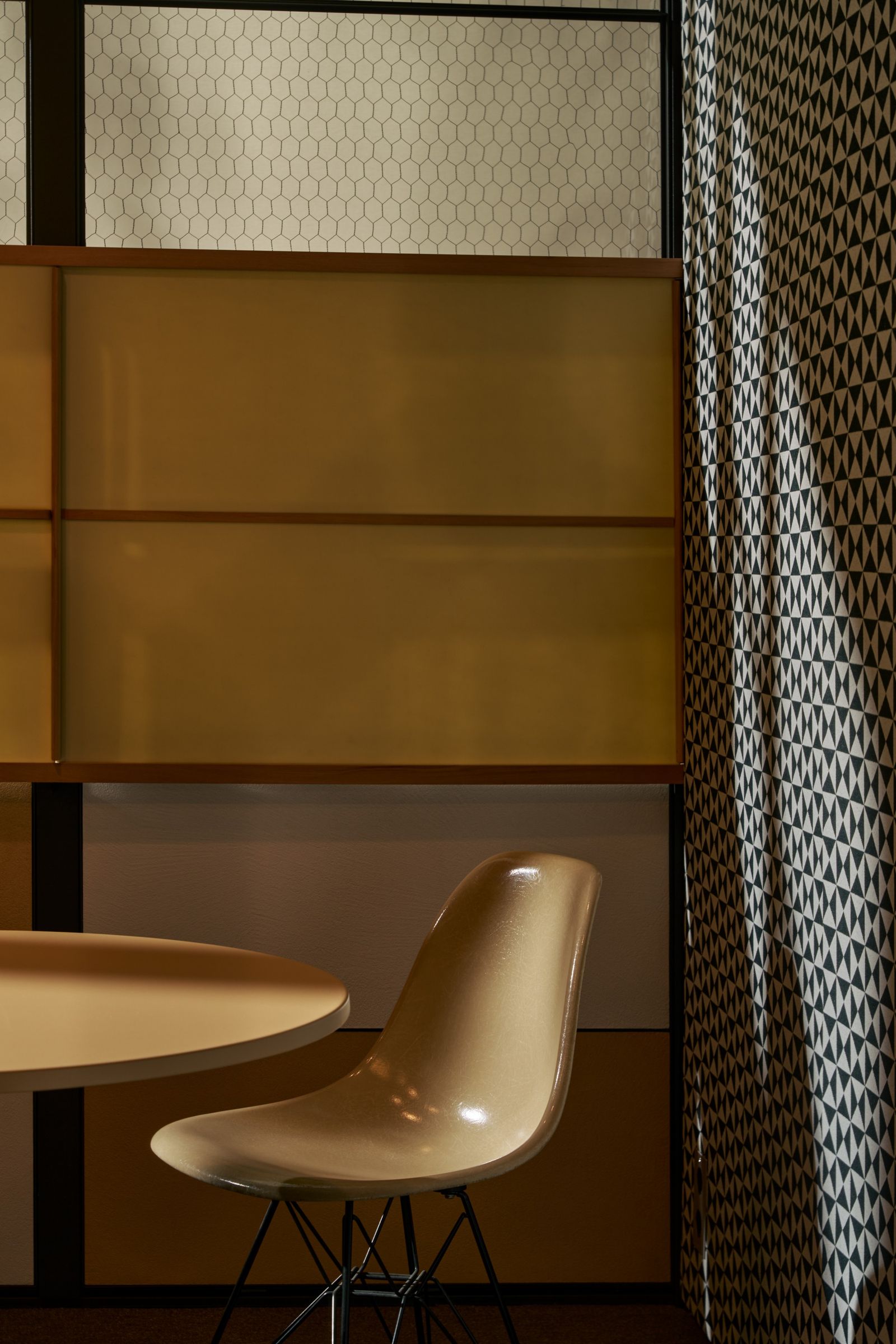 interior de una habitación con una mesa redonda y una silla de plstico