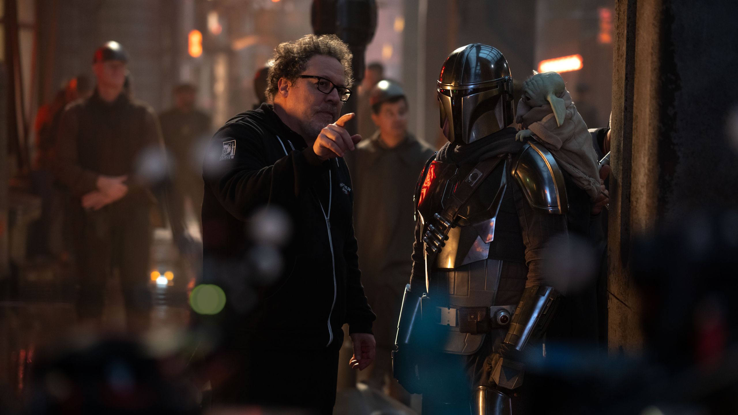 Jon Favreau dirigiendo a Pedro Pascal en The Mandalorian and Grogu